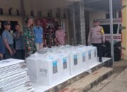 Polisi Pengamanan Penarikan Logistik Pilkada Tingkat PPS ke PPK di Kecamatan Cipaku